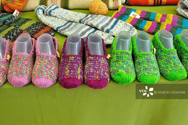 保加利亚普罗夫迪夫商店展出的彩色手工针织拖鞋图片素材