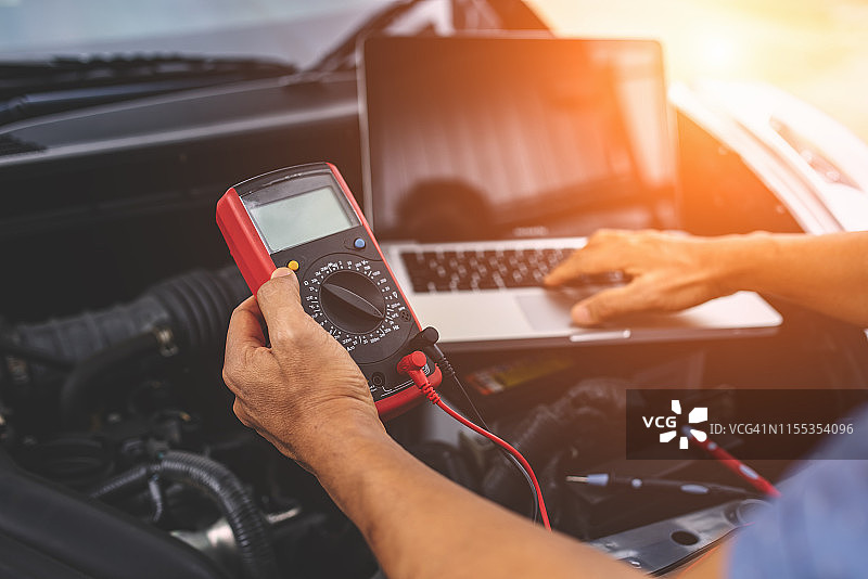 修理工使用笔记本电脑检查汽车图片素材