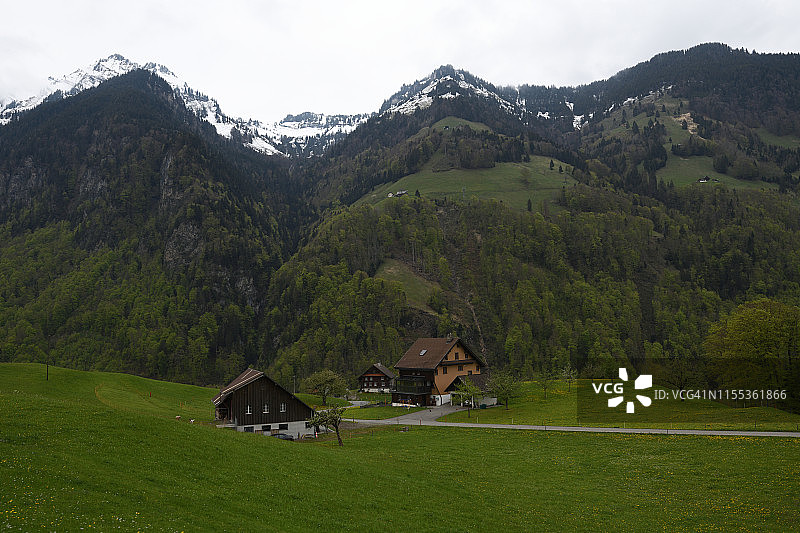 瑞士沃尔芬斯希森山地景观与小木屋图片素材
