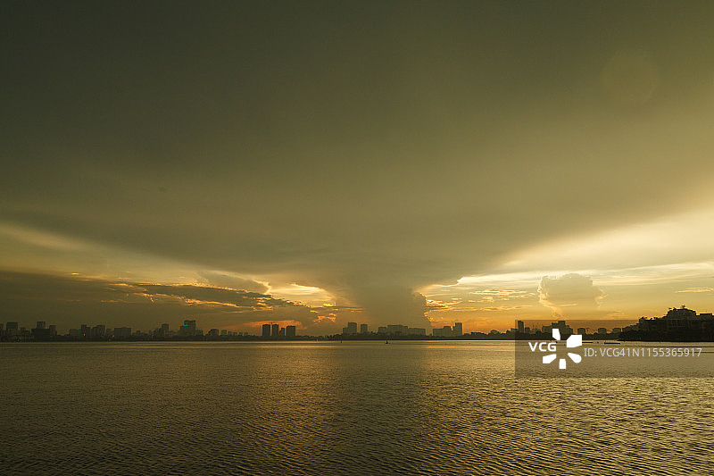 河内西湖日落时分的城市景观图片素材