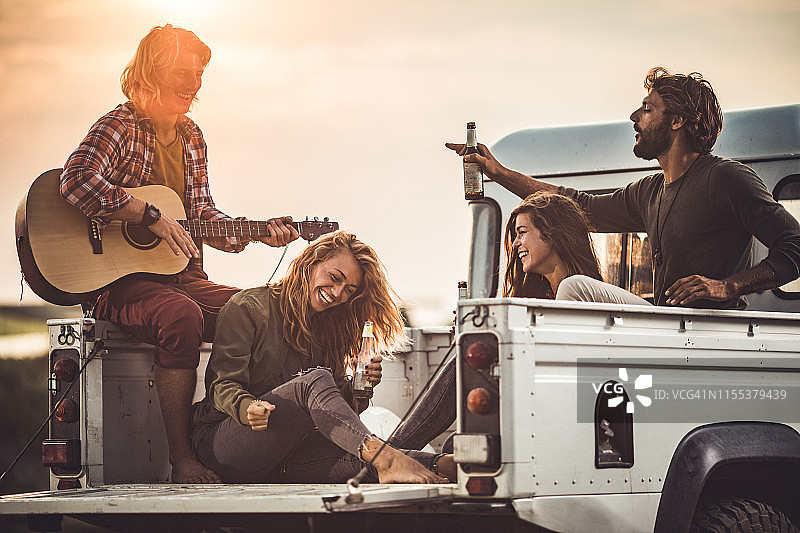 日落时分皮卡车上的派对！图片素材