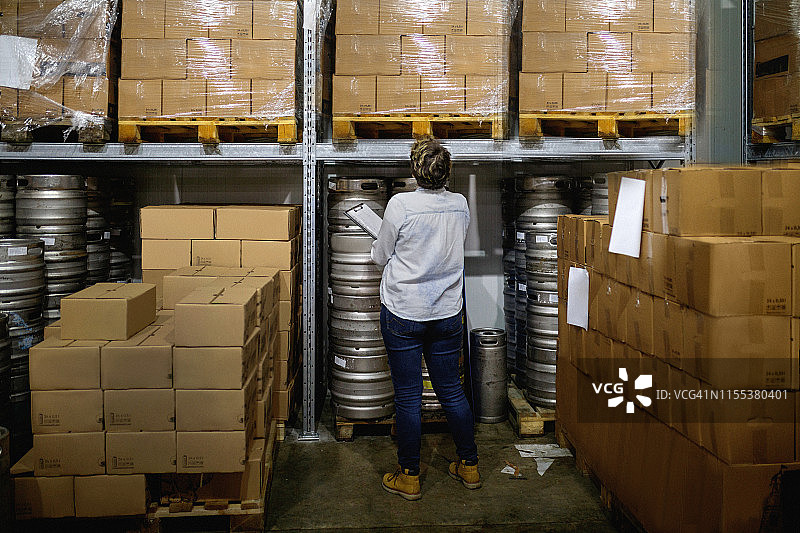 检查啤酒厂仓库中的啤酒桶供应图片素材