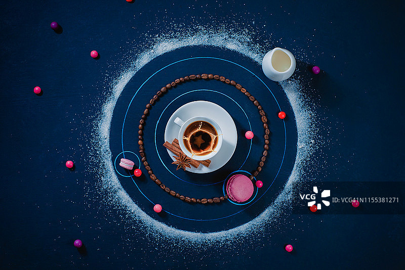 咖啡太阳系：咖啡杯、马卡龙饼干、糖果组成的星系创意美食摄影图片素材