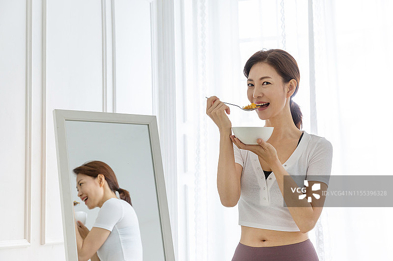 吃麦片的微笑女人图片素材