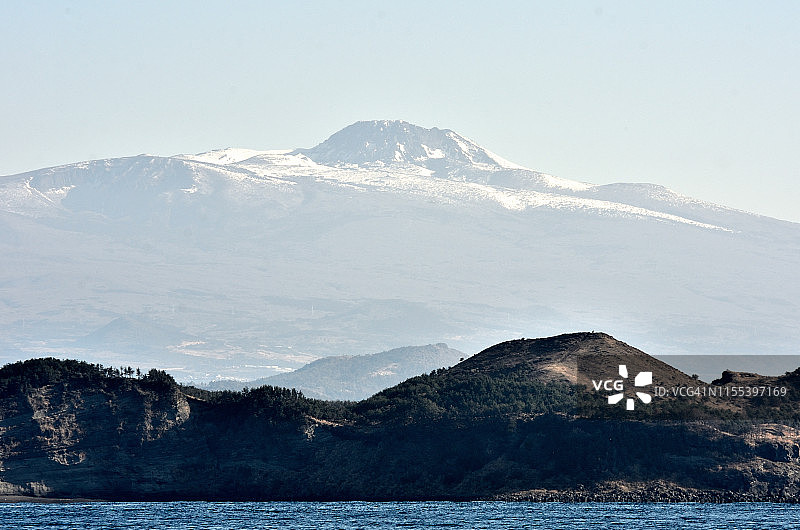 韩国济州岛汉拿山的春天雪景图片素材