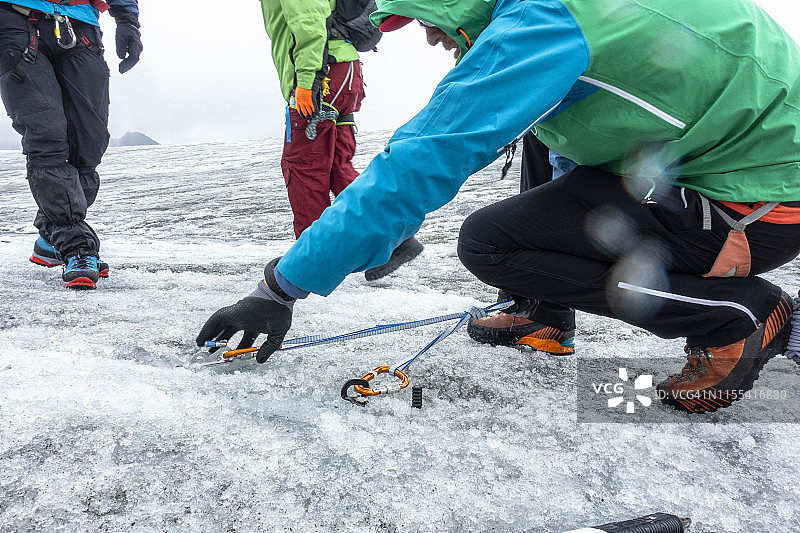 登山向导展示冰锥技巧图片素材