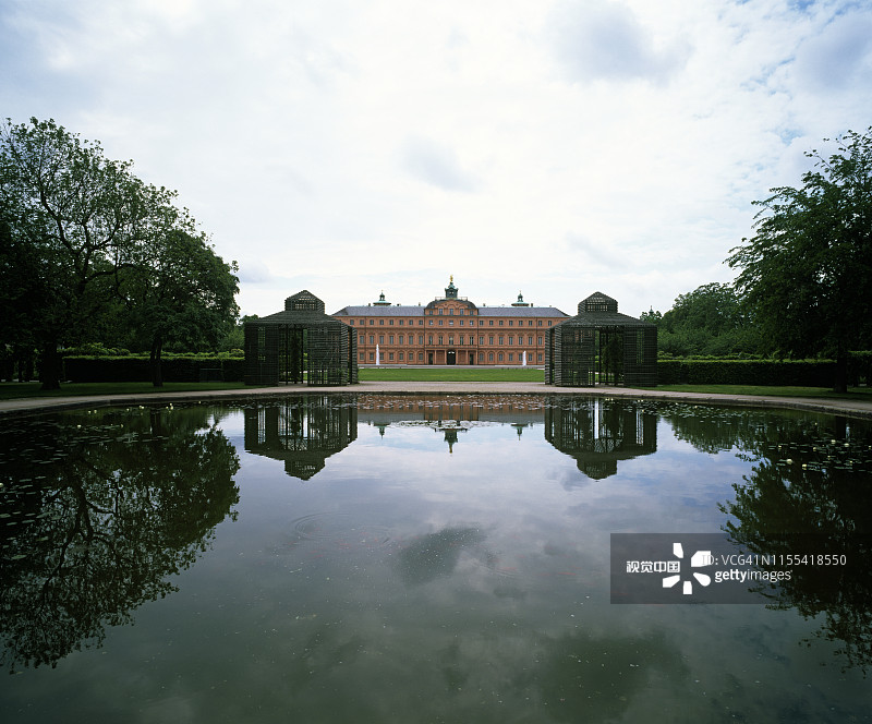 拉施塔特巴洛克宫殿水面倒影图片素材