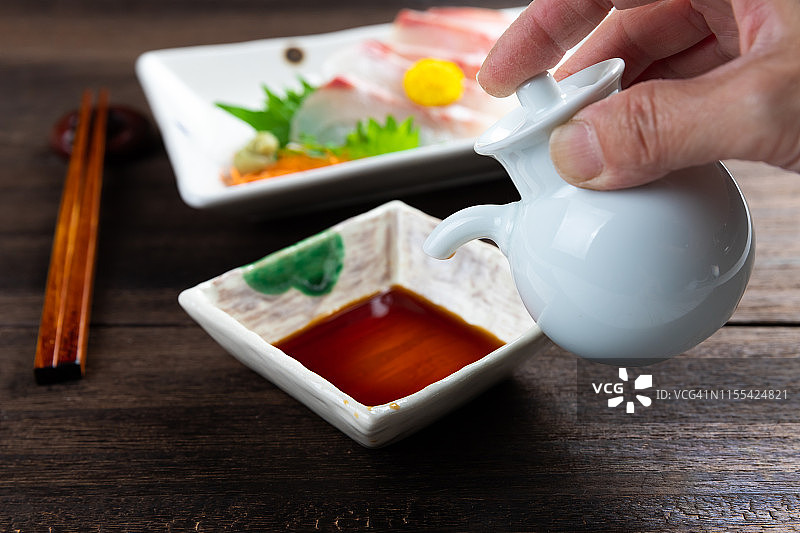 木桌上的海鲷刺身图片素材