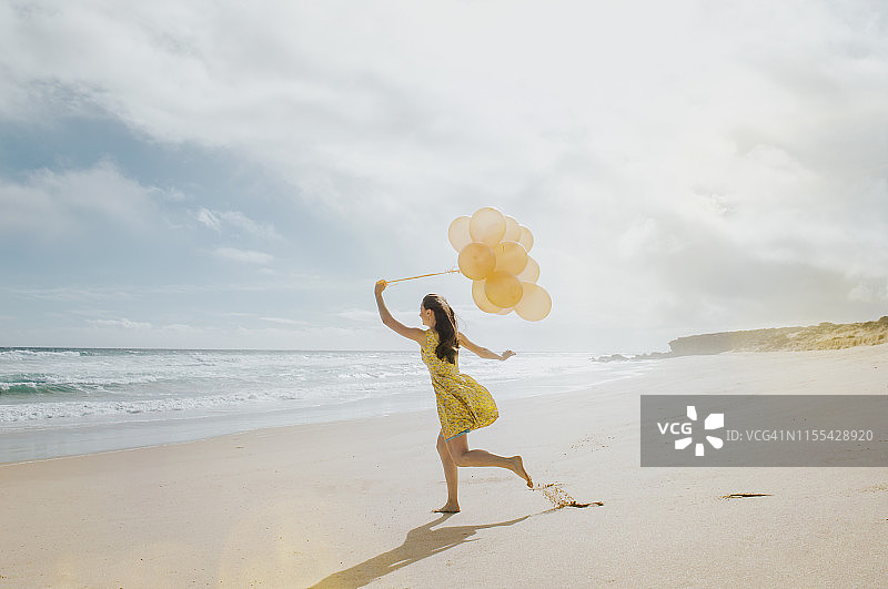 在海滩的年轻女人图片素材