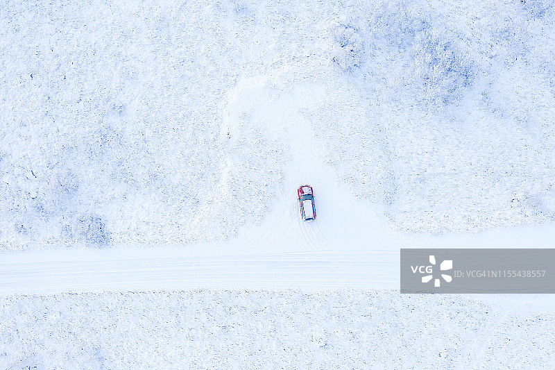 停在雪地上的汽车图片素材