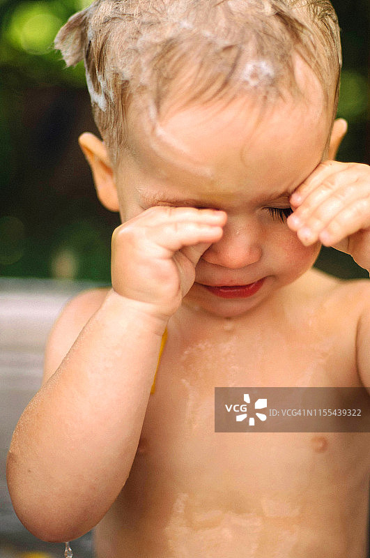 刚洗完头发的幼儿男孩肖像图片素材