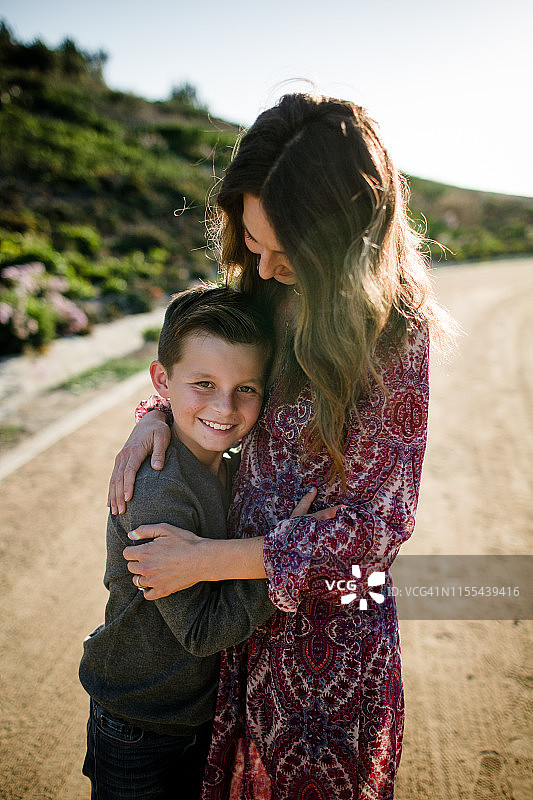 儿子在南加利福尼亚拥抱妈妈图片素材