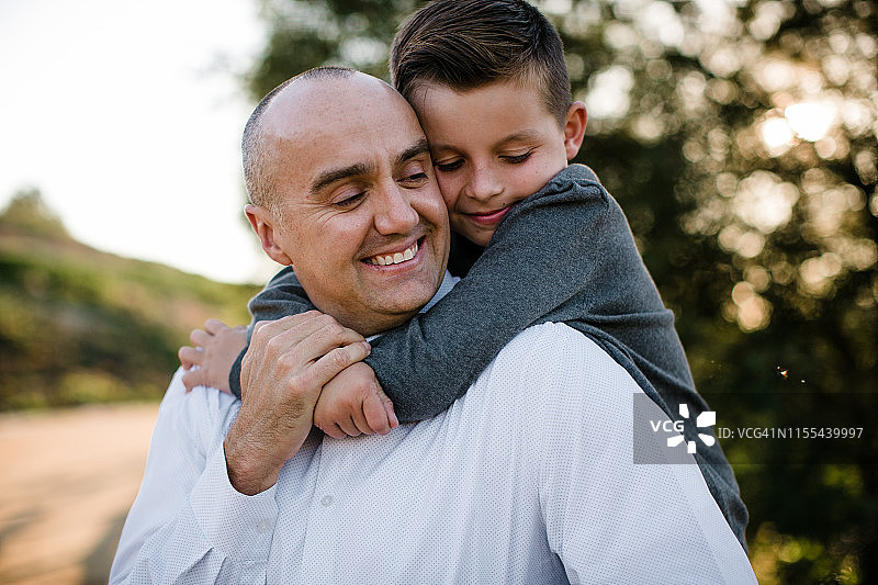 父子在南加州拥抱图片素材