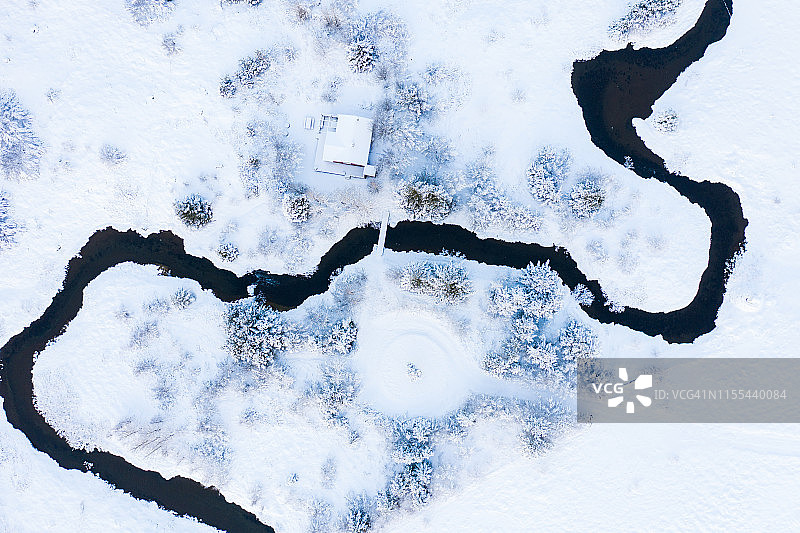 雪地中树木和田野间的乡村房屋图片素材