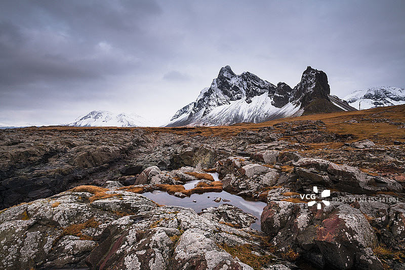 长满苔藓和冰的石头山图片素材