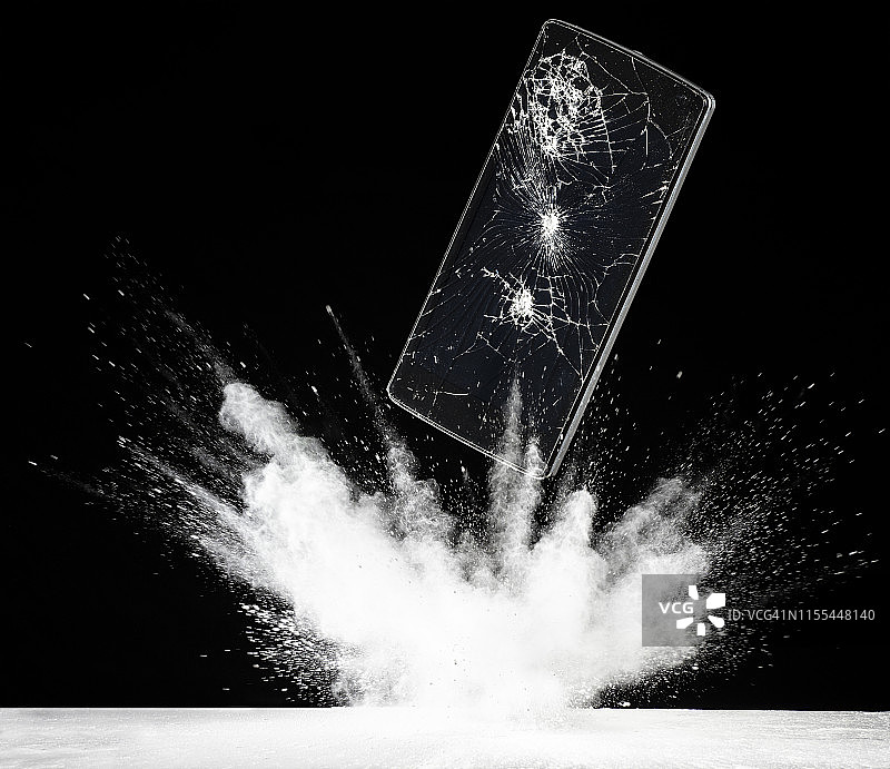 碎屏手机掉落在地上图片素材