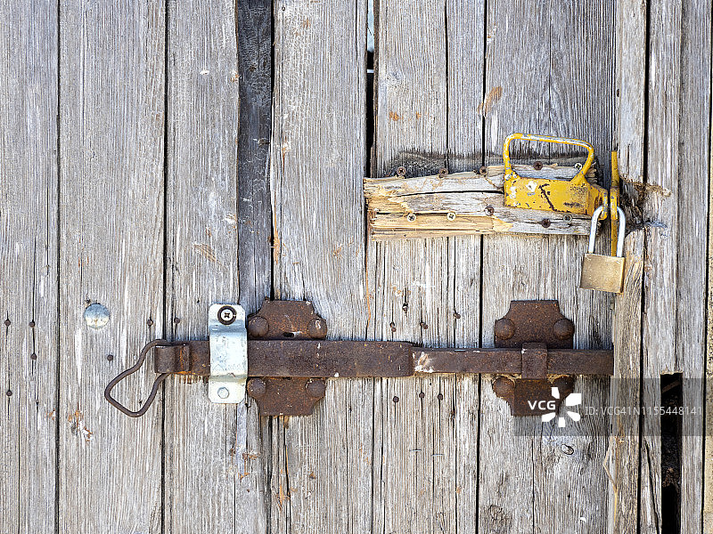 带有金属锈钉锁的古老木门图片素材