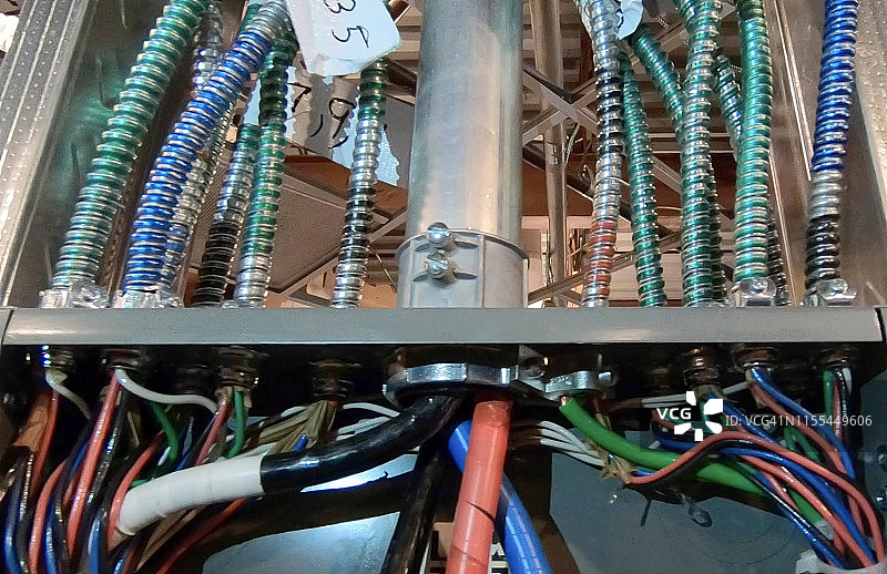 连接到配电盘的电线，断路器盒安装图片素材