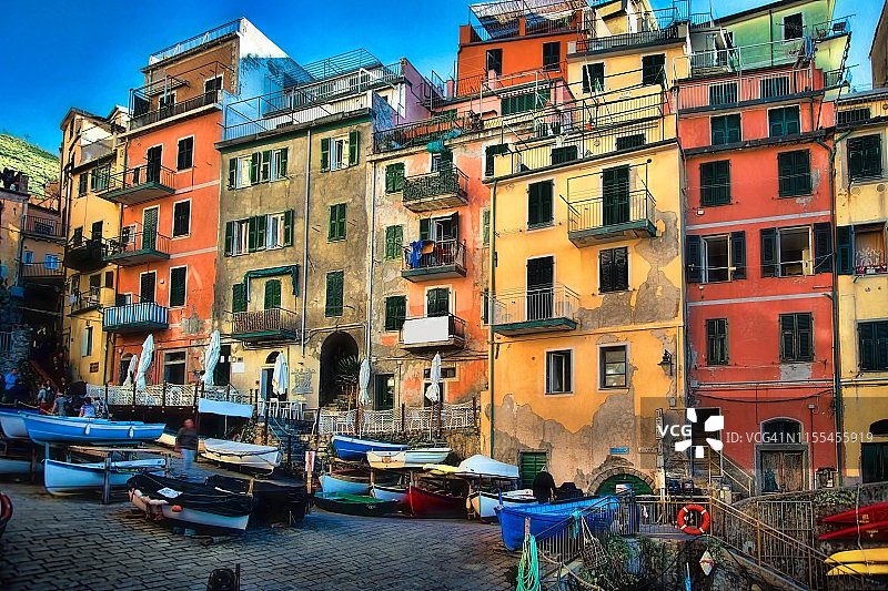 意大利五渔村清晨的船只景象图片素材