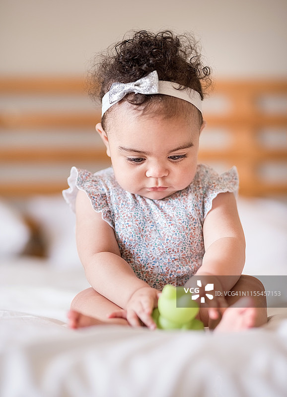 玩她最喜欢的玩具图片素材