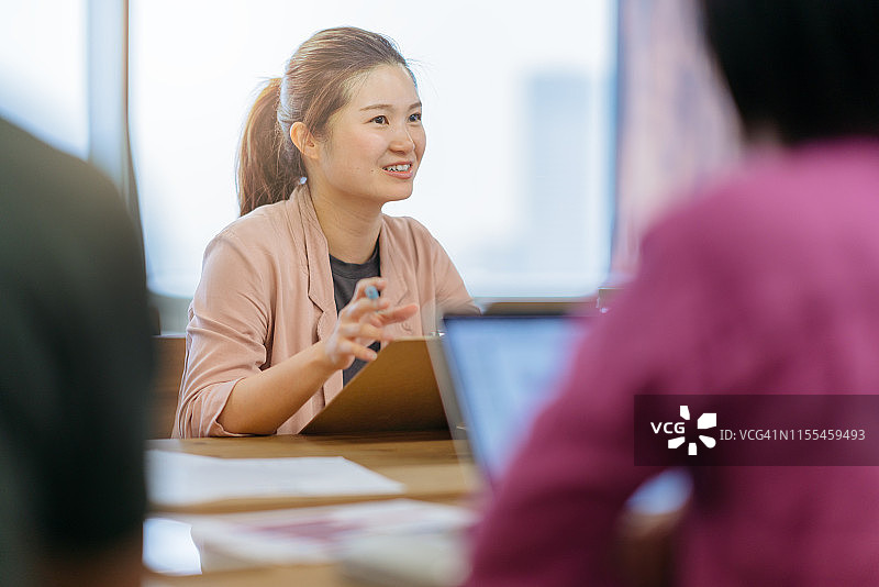 多民族人群协同工作图片素材