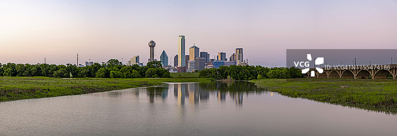 德克萨斯州达拉斯夜幕下的天际线全景与三一河图片素材