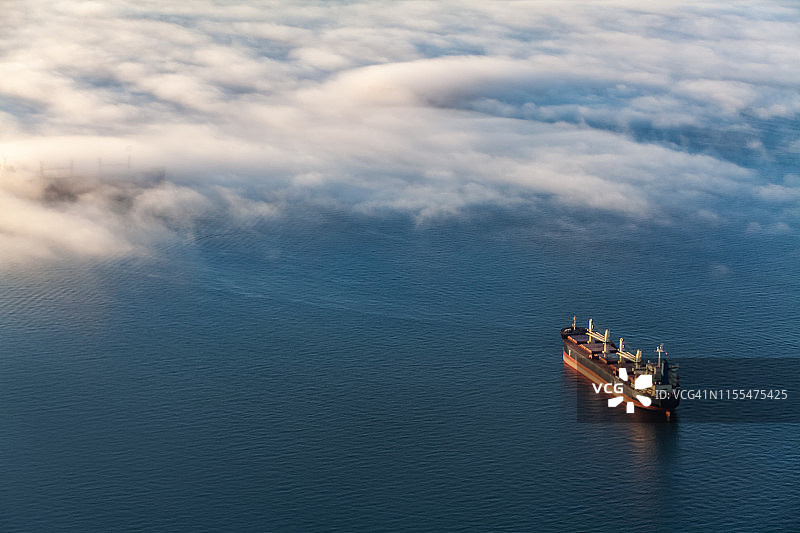 温哥华英吉利海湾的集装箱货船图片素材