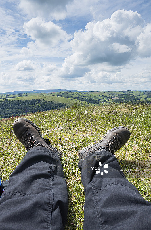 步行者躺在拉肖克山附近；图片拍摄于英国的奥法堤坝国家步道，六月图片素材