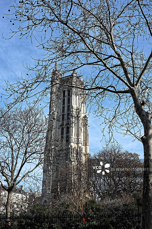 巴黎右岸，圣雅克塔和冬季的裸树图片素材