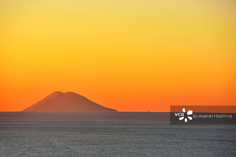 斯特龙博利火山日落图片素材