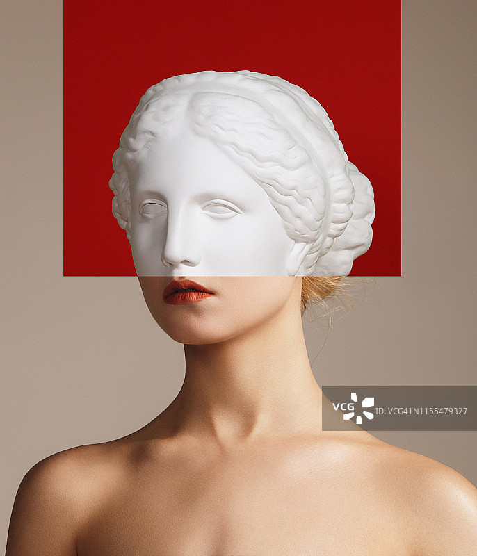 女子与石膏头像拼贴图片素材