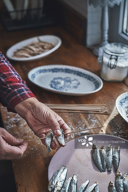 准备香脆多春鱼串图片素材