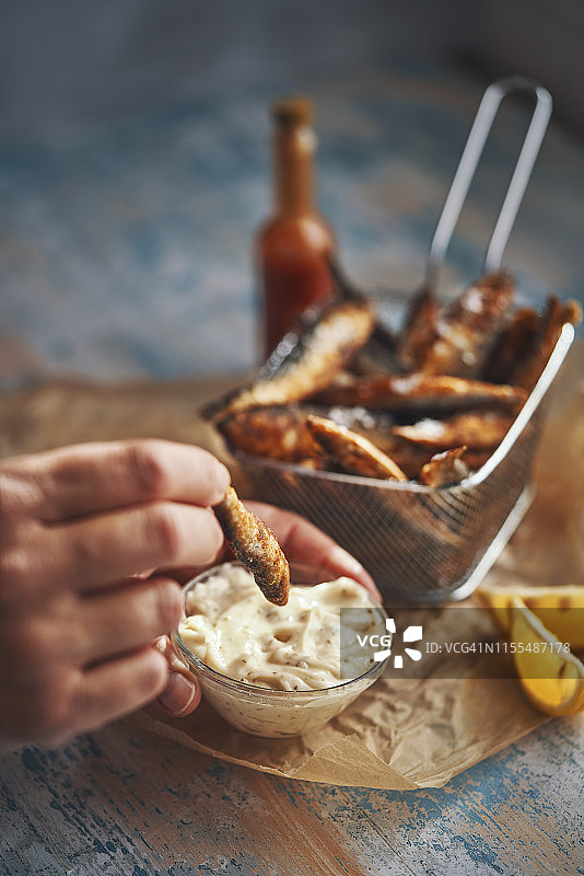 香脆鱼配鲜柠檬和蛋黄酱图片素材