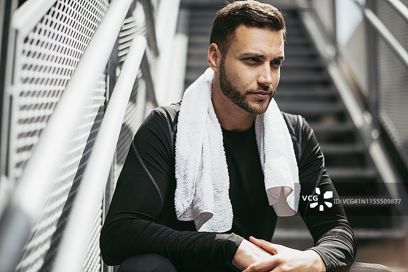 户外健身运动的健壮男人图片素材