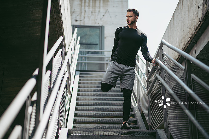 户外健身运动的健壮男人图片素材