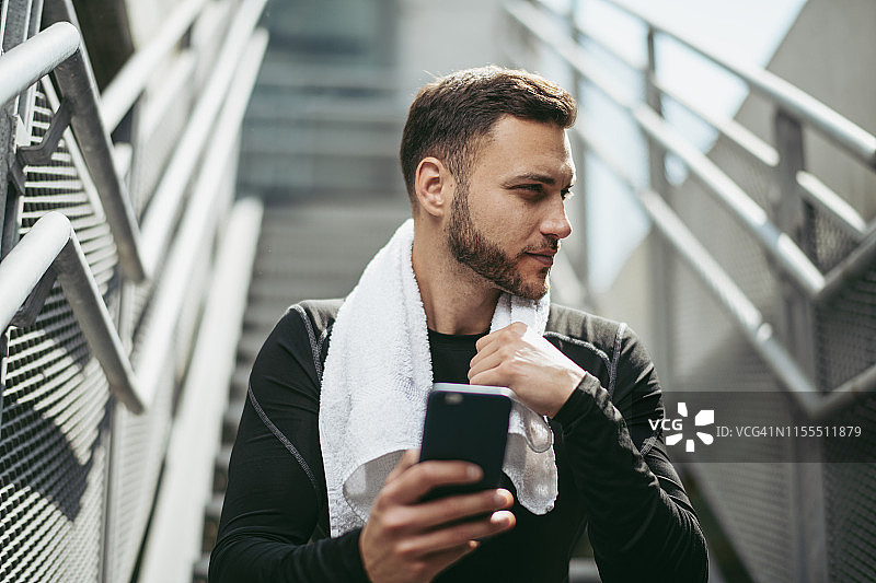 户外健身运动的健壮男人图片素材
