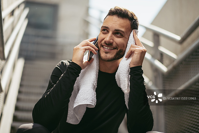 户外健身运动的健壮男人图片素材