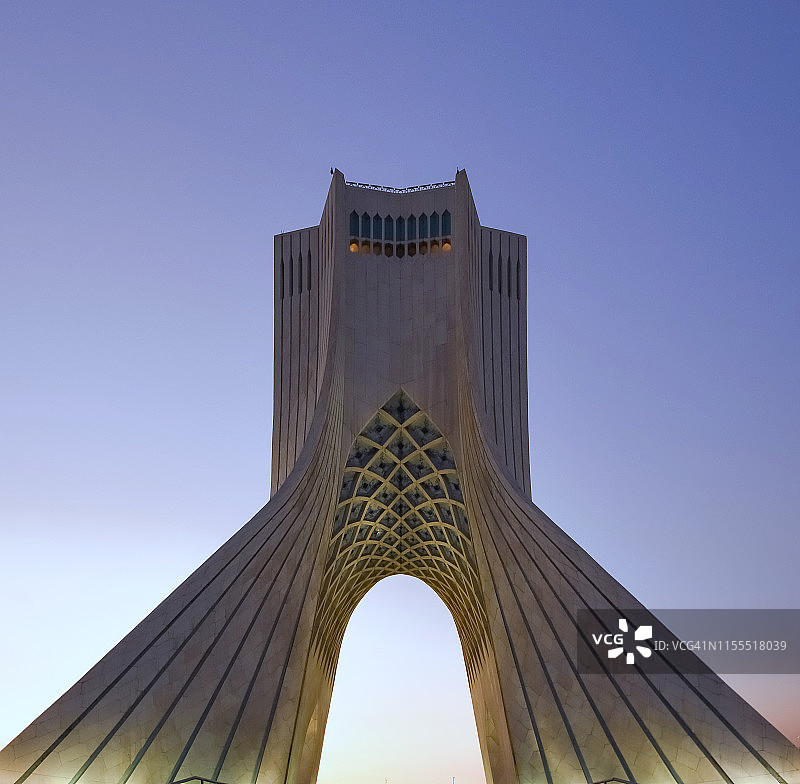 伊朗德黑兰，阳光下的阿扎迪塔图片素材