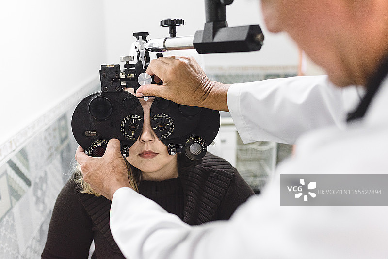 患者进行眼科检查图片素材