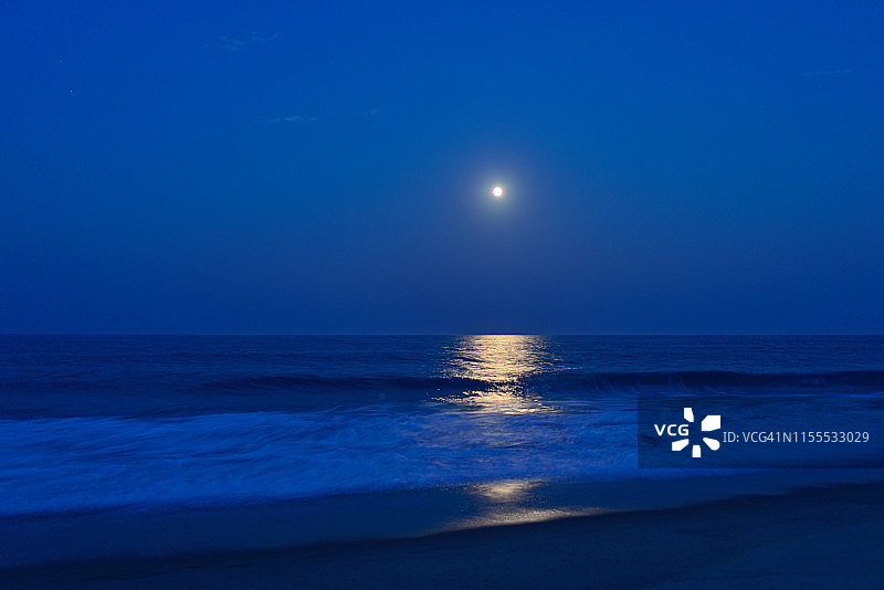海洋上空的月出图片素材
