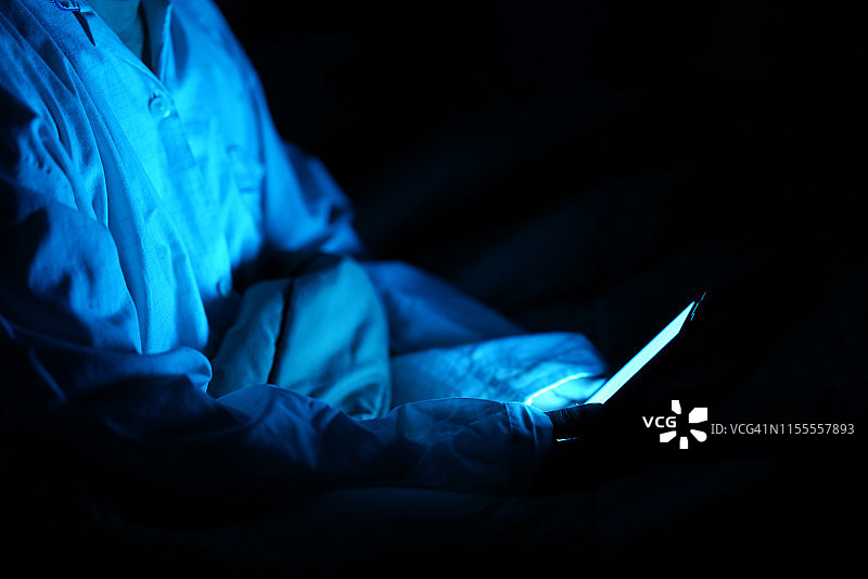 在黑暗中使用智能手机图片素材