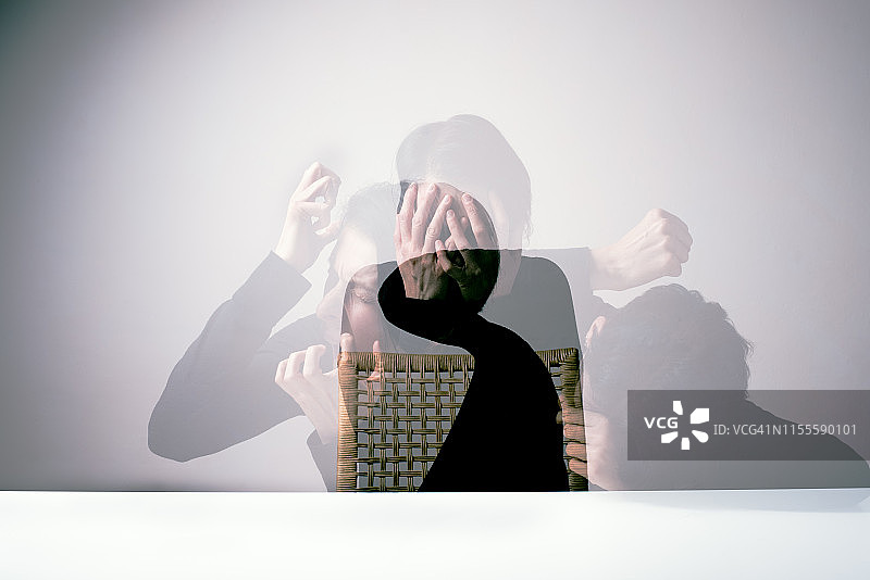 自画像：愤怒的女人捶桌掩面图片素材