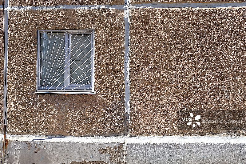 旧高层建筑中带有铁栏杆的窗户图片素材