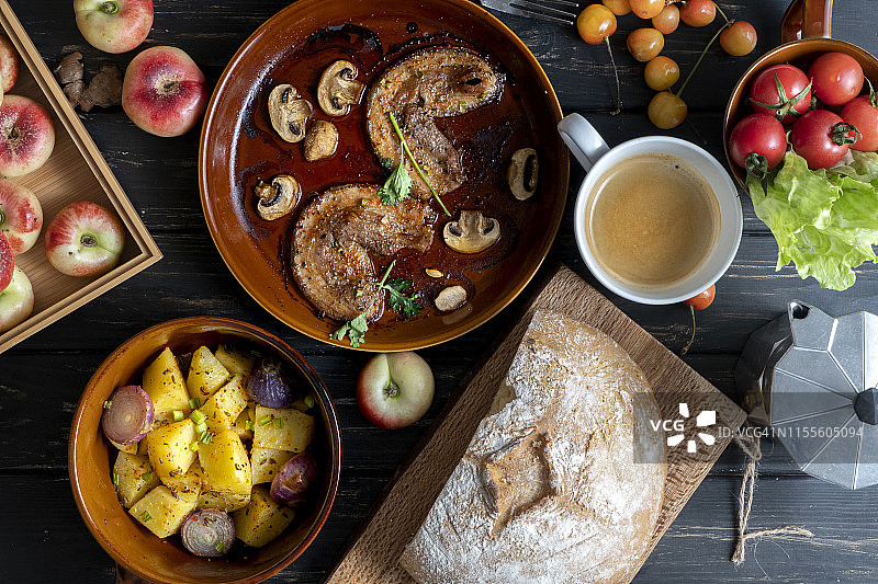 自制烤鱼、土豆和面包晚餐图片素材