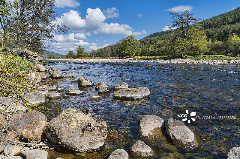 春季，迪河位于苏格兰阿伯丁郡巴拉特图片素材