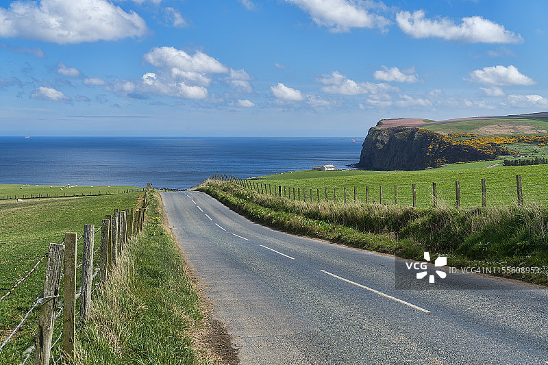苏格兰阿伯丁郡Pennan附近的默里湾海岸、农田和悬崖图片素材
