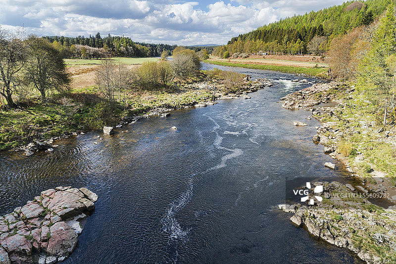 从特尔福德波塔奇桥向西眺望，靠近金卡丁奥尼尔，皇家迪赛德区图片素材