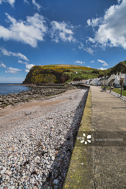 苏格兰阿伯丁郡佩南海滩的著名偏远沿海村庄图片素材