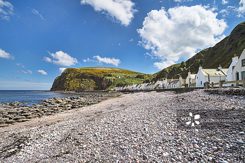 苏格兰阿伯丁郡佩南海滩的著名偏远沿海村庄图片素材