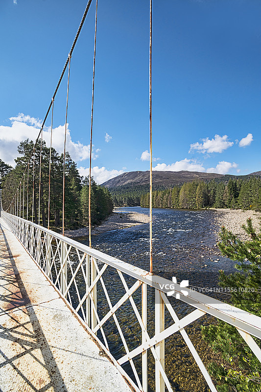 苏格兰迪赛德的布雷马，迪河与白色吊桥图片素材